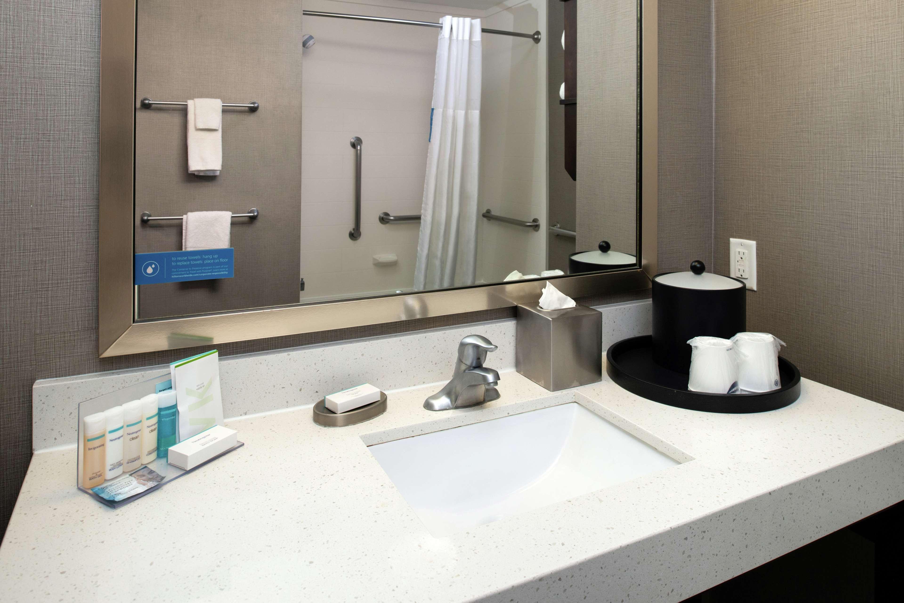 Hampton Inn & Suites Greensboro/Coliseum Area Экстерьер фото
