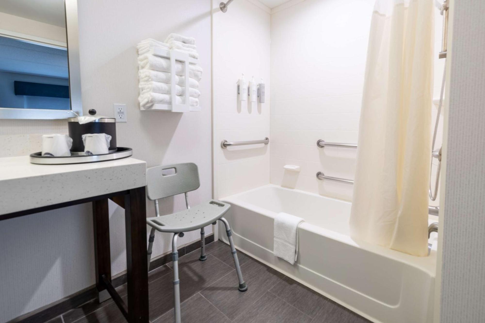 Hampton Inn & Suites Greensboro/Coliseum Area Экстерьер фото