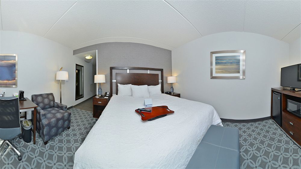 Hampton Inn & Suites Greensboro/Coliseum Area Экстерьер фото